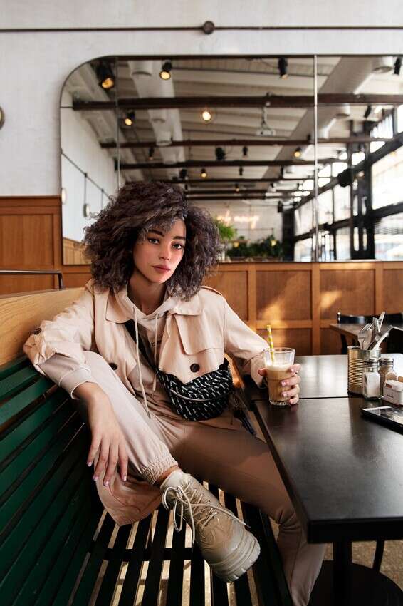 צילום: לי אגמון. טרנינג וקפוצ'ון: עדיקה, מעיל טרנץ': וינס קמוטו, נעליים: TO GO ,תיק פאוץ': טומי הילפיגר